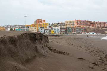 El fuerte oleaje rebana la arena de Melenara/Antonio Rico.